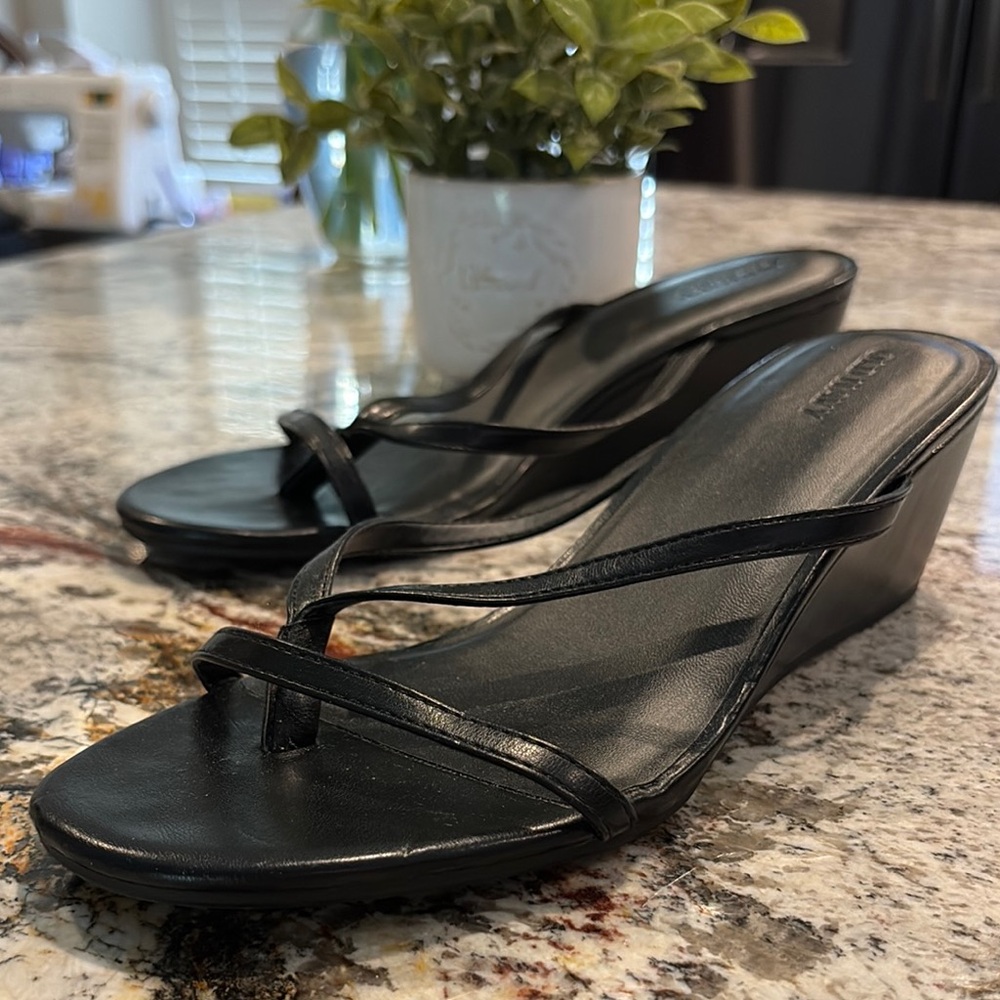 Old Navy Black Wedge Sandals. 8.5